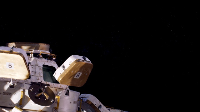 一对年轻的夫妇在轨道上的太空站问候视频下载