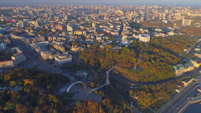 在一个阳光明媚的秋天早晨，从高处俯瞰首都的中心部分视频素材