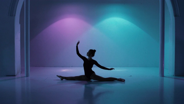 跳舞，年轻的芭蕾舞演员在一个色彩斑斓的工作室视频素材