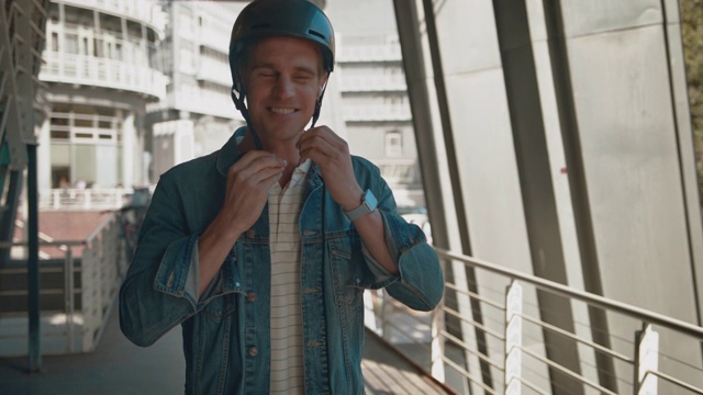 骑电动车时戴头盔的男子视频素材