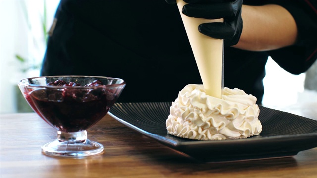 厨师用奶油制作蛋糕。用糕点袋制作甜点。视频下载