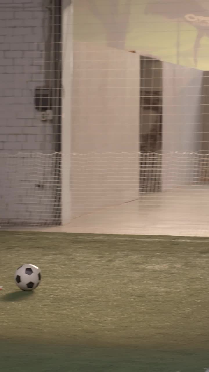 女运动员在室内运动场练习足球视频素材