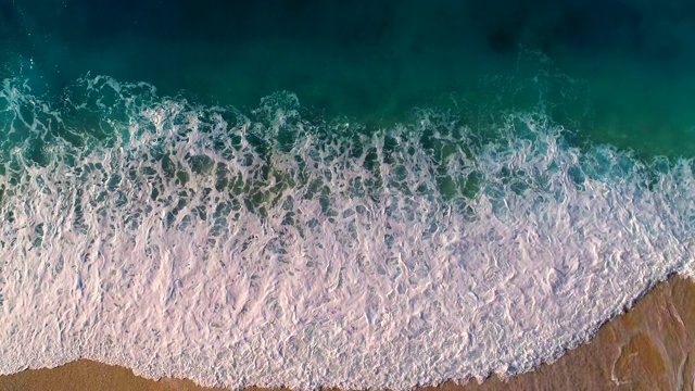鸟瞰清澈的绿松石大海和波浪视频下载