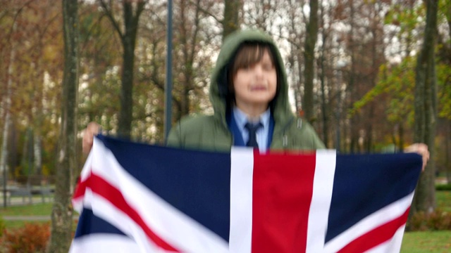 这个男孩在玩英国国旗视频素材
