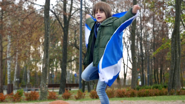 男孩在玩苏格兰国旗视频素材