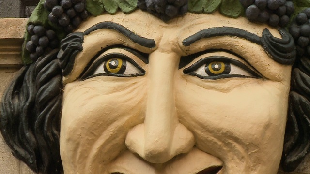一个雕刻的头的鼻子和嘴被涂成了黄色视频下载