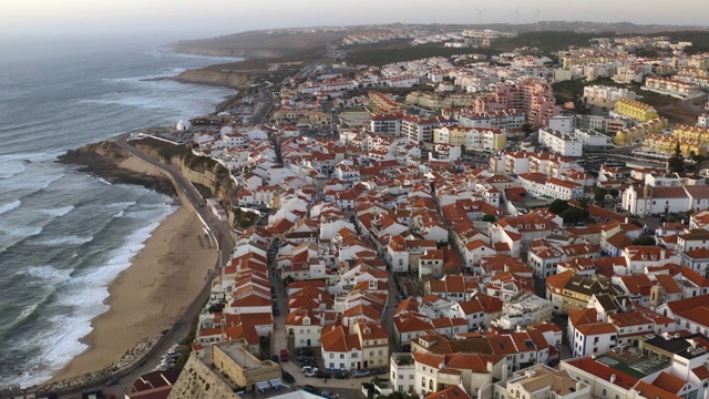 Ericeira村庄海滩和城市风景在葡萄牙，欧洲，4k无人机视图视频下载