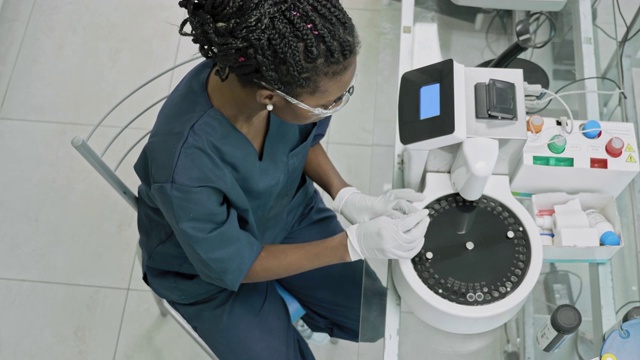 年轻非洲女性病理技术员在实验室工作的高角度视频视频下载