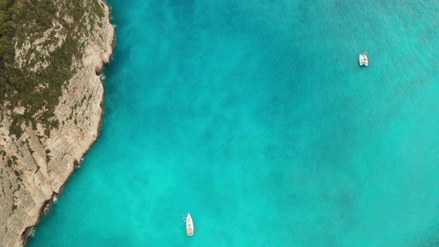 夏天在纳瓦吉奥湾和沉船海滩的游艇。扎金索斯岛，位于爱奥尼亚海中的希腊岛屿视频下载