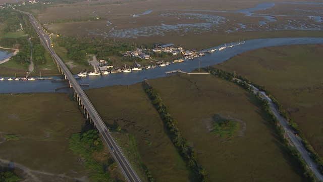 美国80号公路和泰比岛码头的鸟瞰图，萨凡纳，乔治亚州，美国视频素材