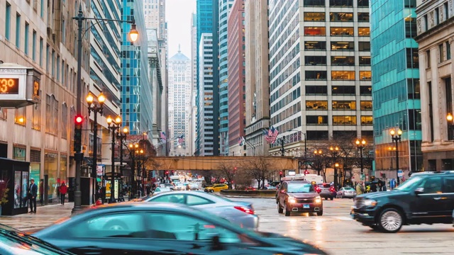 芝加哥街道与交通十字路口在高峰时间的时间流逝视频素材