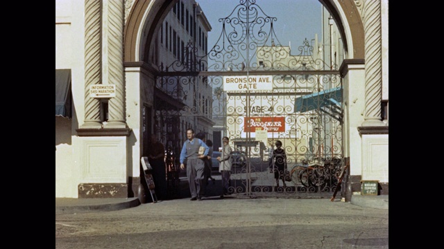 1950年，美国加州洛杉矶派拉蒙电影制片厂门口的人们视频素材