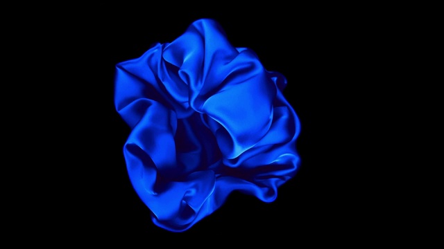 闪亮的蓝色皱巴巴的丝绸织物在画面中心以超慢的动作流动，黑色的背景。视频素材