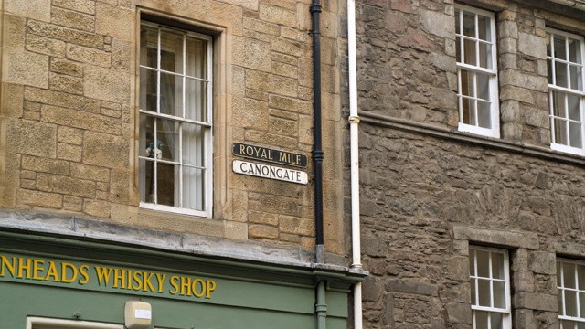 爱丁堡的Canongate和Royal Mile街道标志视频素材