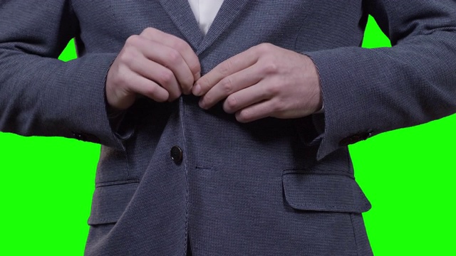 特写的男人打扮他的西装与绿色屏幕的背景视频素材