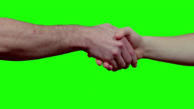 两个男人握手的特写，背景是绿屏视频下载