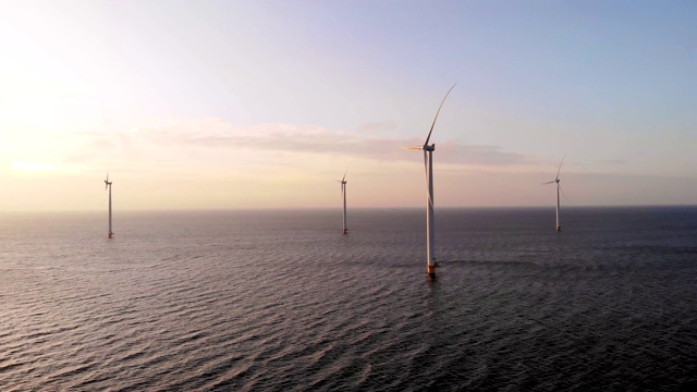 鸟瞰荷兰风车公园日落时分，绿色能源风车涡轮机视频素材