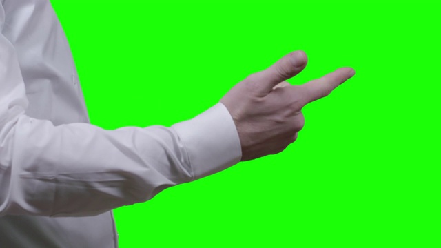 一名身穿白衬衫的男子在绿色背景下举手示意视频素材