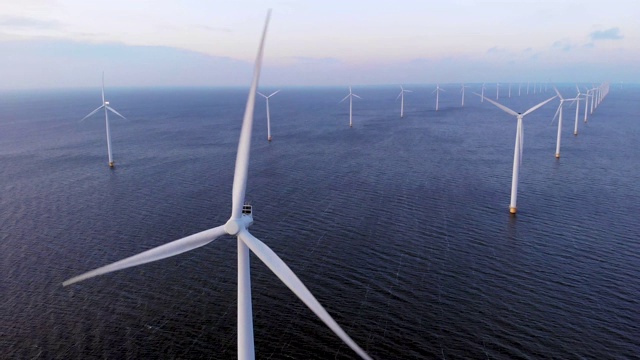 鸟瞰荷兰风车公园日落时分，绿色能源风车涡轮机视频下载