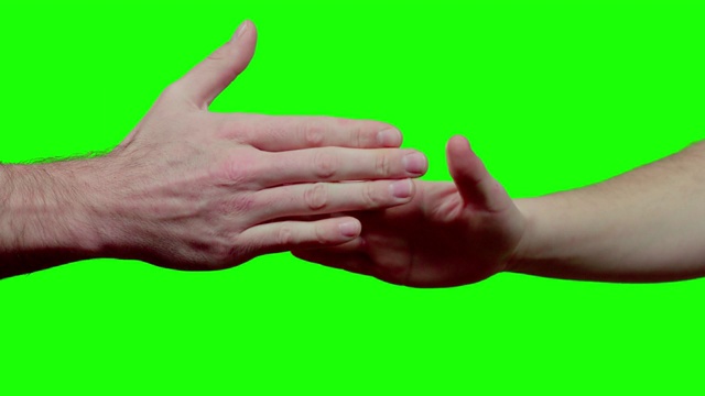 两个男性的手玩摇滚纸猜拳与绿色屏幕在背景的特写视频素材