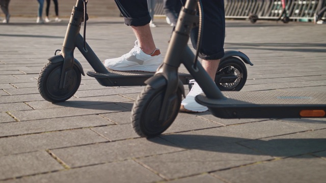 人与电动踏板车在人行道上视频素材