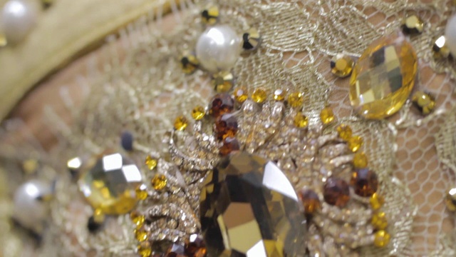 剧院内部的桌子上放着美丽的琥珀和珍珠首饰视频下载
