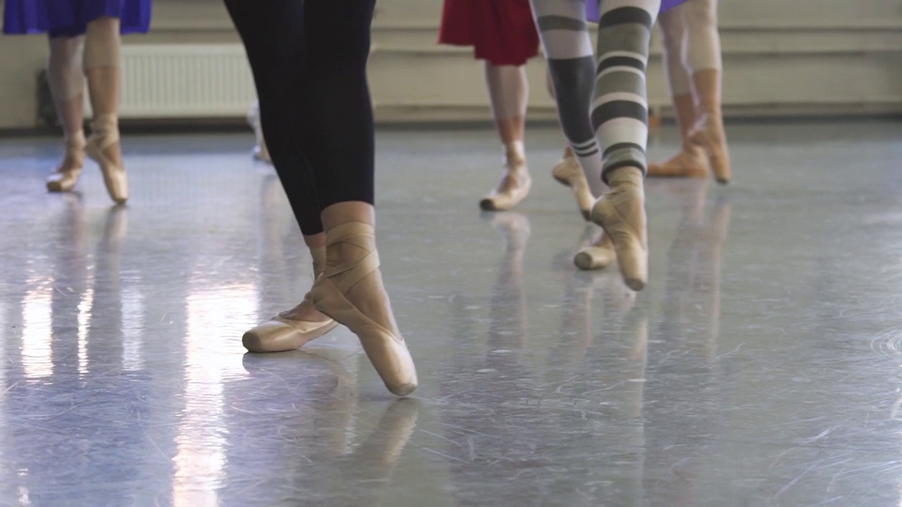 十几岁的芭蕾舞女演员在芭蕾舞室里跳舞和训练视频下载