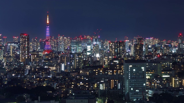 时光流逝，密集的东京日本天际线在夜晚拍摄视频素材