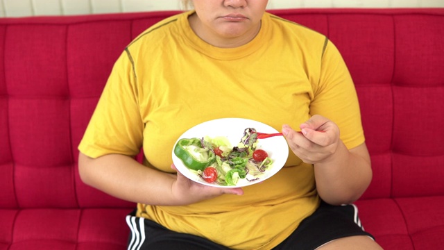 吃沙拉的身材高大的女人视频素材
