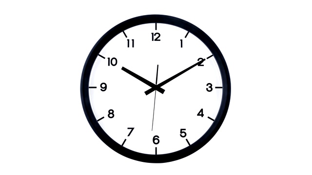 经典的模拟时钟移动孤立的白色背景。时间过了一分钟，十点十分开始。视频素材