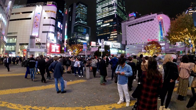 涩谷斑马线的延时和时间扭曲与拥挤的人群和汽车交通运输穿过十字路口视频素材