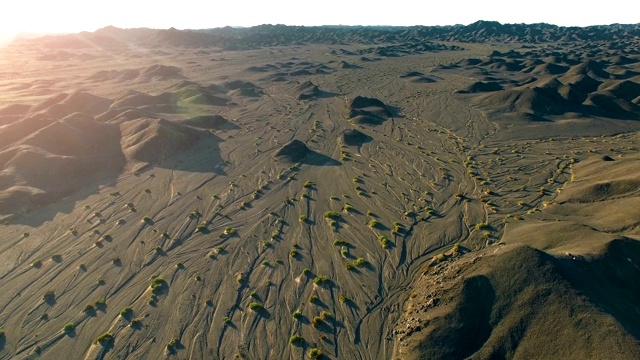 中国新疆戈壁沙漠航拍图。视频下载