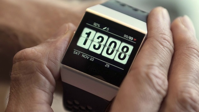 Fitbit离子健身追踪器在男人手腕上的特写视频下载
