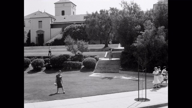 20世纪50年代，美国加利福尼亚州比弗利山，学生们在比弗利山高中外面散步视频素材