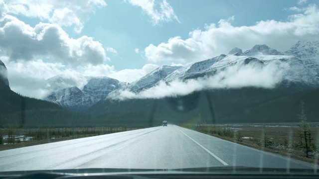 2019年10月，加拿大阿尔伯塔，冬季山路，落基山脉为背景视频素材