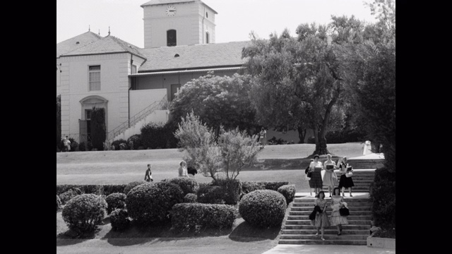 1950年，美国加利福尼亚州比佛利山庄，学生们在比佛利山庄外散步视频素材