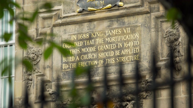 爱丁堡坎农盖特教堂前的牌匾视频素材