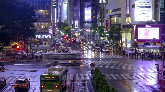 人群穿过涩谷十字路口视频素材