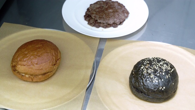烹调汉堡包。汉堡的配料——装在盘子里的牛肉片和小面包视频素材
