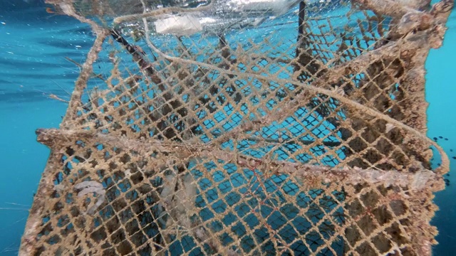 海洋废弃物鬼网商业捕鱼业渔船在海上丢失造成的污染视频下载