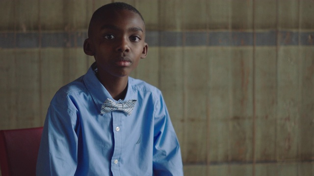 一个紧张的非洲裔美国男孩盯着镜头的肖像视频素材