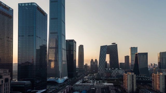T/L鸟瞰图城市天际线和市中心在日落/北京，中国视频素材