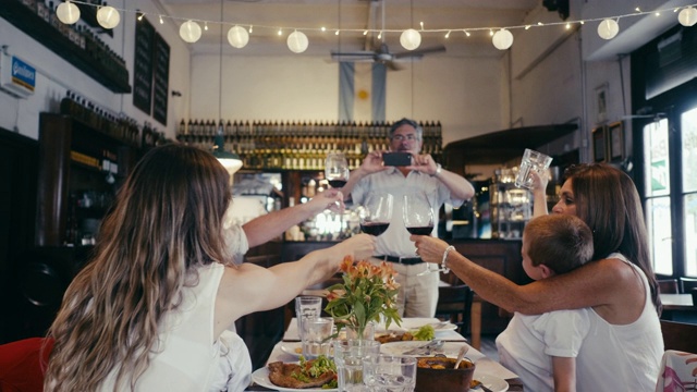 多代拉丁美洲家庭在餐厅庆祝的合影视频素材