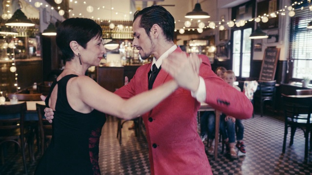 专业探戈舞者在当地阿根廷餐厅表演视频素材