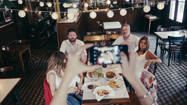 智能手机在餐厅合影的特写视频素材