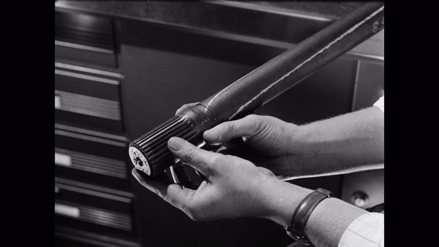20世纪50年代-特写男子的手连接断轴视频下载