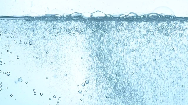 近距离倒苏打水在玻璃视频素材