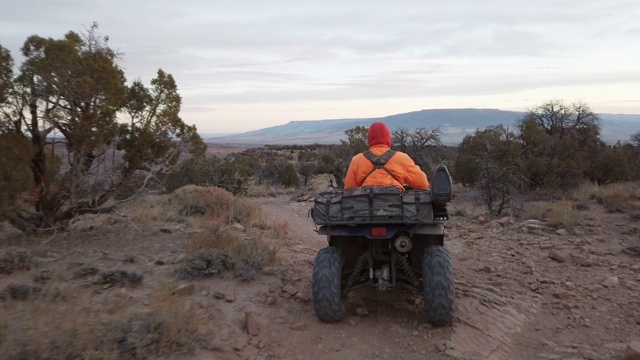 在科罗拉多西部沙漠高原上狩猎的ATV 4惠勒大猎物视频下载