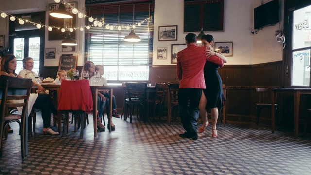 多代阿根廷家庭在餐厅欣赏探戈表演视频素材