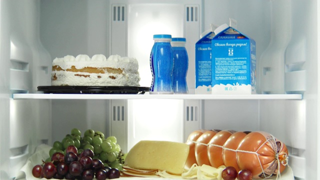 打开架子上有不同产品的家用冰箱视频下载